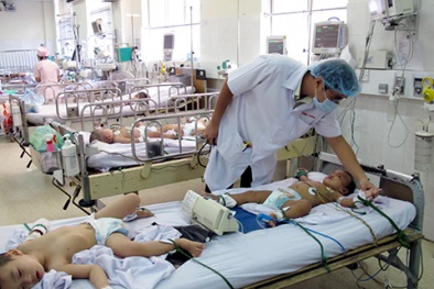 Bệnh viện quá tải kê giường bệnh ở hội trường để chữa sốt xuất huyết