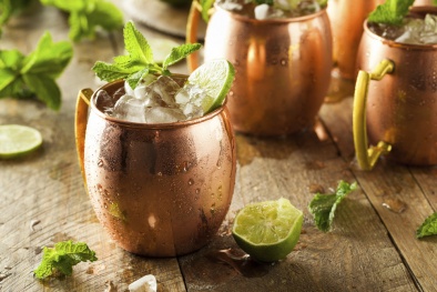 Nguy cơ ngộ độc ẩn sau những chiếc cốc đồng đựng Moscow Mule