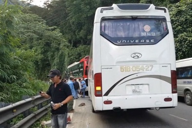 Bất chấp nguy hiểm, xe giường nằm dìu xe khách mất thắng xuống đèo