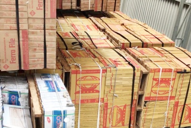 Sản xuất chả cá cạnh... các ngôi mộ và chuồng heo bốc mùi