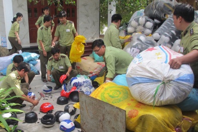 Tiêu hủy gần 4 tấn phân bón, hơn 1.000 mũ bảo hiểm kém chất lượng