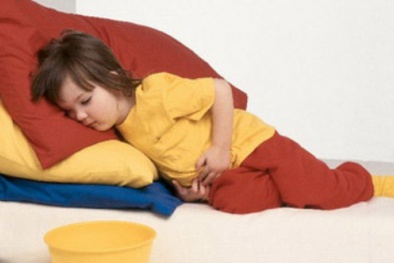 Con đau bụng, cha mẹ đừng làm thay việc của bác sĩ kẻo mất con