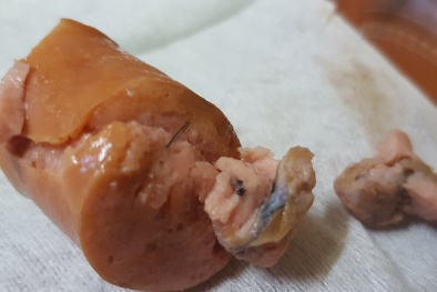 Rùng mình với dị vật lạ xuất hiện trong xúc xích