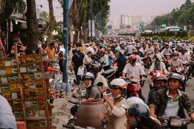 Giao thông gần sân bay Tân Sơn Nhất hỗn loạn vì nhiều gian hàng thanh lý đồ đạc