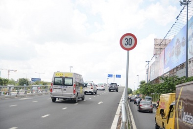 Tài xế bức xúc với biển báo hạn chế tốc độ lên cầu vượt trước cổng Tân Sơn Nhất