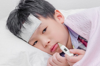 Trẻ sẽ có nguy cơ tử vong nếu mẹ xử lý kiểu này khi con sốt
