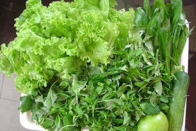 Ổ giun sán trong bụng vì 'nghiện' ăn rau sống