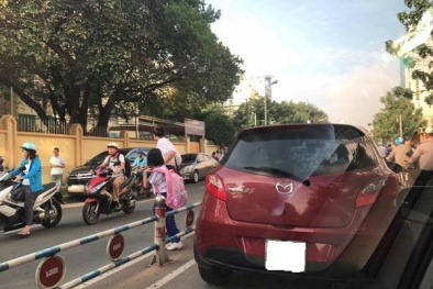 Xôn xao hình ảnh người mẹ ngang nhiên dừng xe giữa đường dẫn con vào trường học gây bức xúc