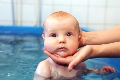 Giải mã tại sao trẻ mới sinh ra đã có thể 'bơi lặn' và không bị sặc nước