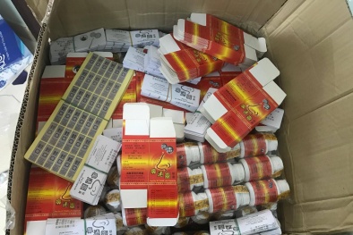 TP.HCM: Bắt xe tải chở hàng ngàn lọ thuốc đông dược không rõ nguồn gốc