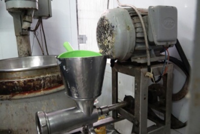 Lộ diện cơ sở làm bánh trung thu không đảm bảo vệ sinh, máy móc chứa đầy cặn bẩn