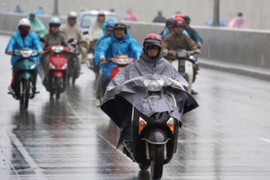 'Họa vô đơn chí' từ việc mặc áo mưa 2 mảnh đi xe máy trong mưa bão