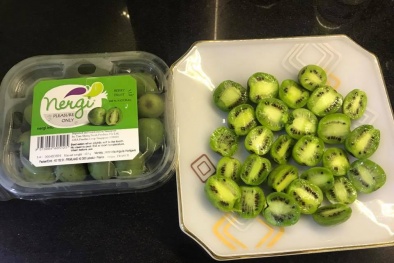 Chị em tranh mua kiwi tí hon siêu 'chát' giá 1 triệu/kg