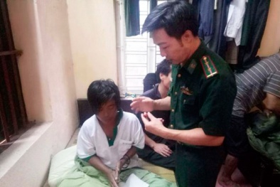 2 ngư dân ôm can nhựa lênh đênh suốt 1 ngày trong sóng dữ