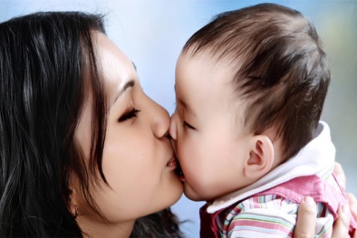Liên tiếp con trẻ tử vong vì nụ hôn của người lớn, cha mẹ chớ mắc sai lầm