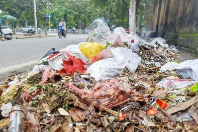 Rác thải 'bủa vây' thị xã Sơn Tây