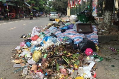 Vụ Sơn Tây ‘ngập’ trong rác thải: Càng tồn đọng lâu, người dân càng chịu ảnh hưởng nghiêm trọng
