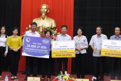 Phó Chủ tịch nước Đặng Thị Ngọc Thịnh thăm hỏi, động viên người dân vùng lũ