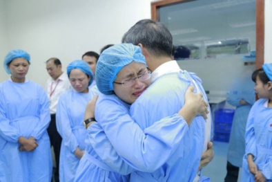 GS Nguyễn Anh Trí nghỉ hưu dòng người xếp hàng dài rơi nước mắt chia tay