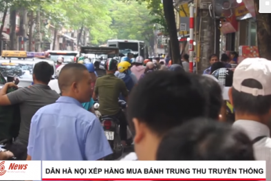 Clip: Dân Hà Nội xếp hàng cả tiếng đồng hồ để mua bánh Trung thu truyền thống