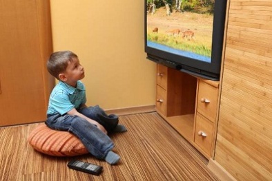 Cha mẹ nên ném ngay tivi ra khỏi phòng ngủ vì lý do đáng sợ này