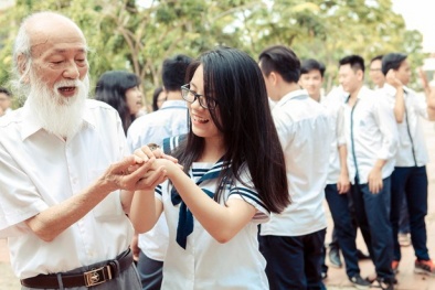 Nhiều thế hệ học sinh nghẹn lòng khi thầy Văn Như Cương qua đời