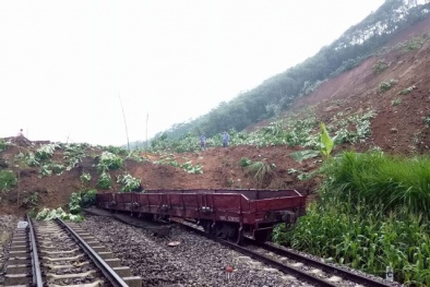Yên Bái: Giao thông đường sắt tê liệt do sạt lở đất vùi lấp 7 toa tàu