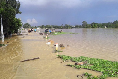 Ngoại thành Hà Nội chìm trong biển nước