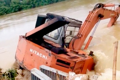 Thanh Hóa: Vì sao phải đẩy chiếc máy xúc xuống chặn dòng lũ cứu đê
