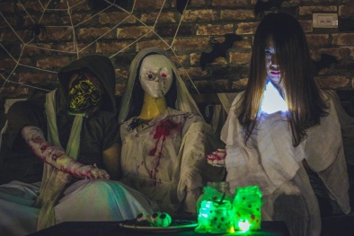 Kiếm bội tiền nhờ trang điểm và cho thuê trang phục kinh dị mùa Halloween