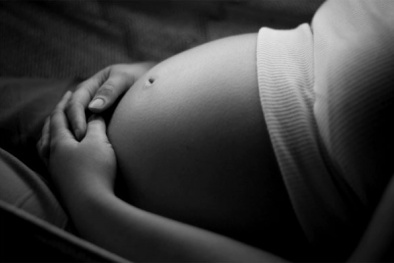 Bất ngờ người phụ nữ đẻ thuê mang bầu cùng lúc của khách và của mình