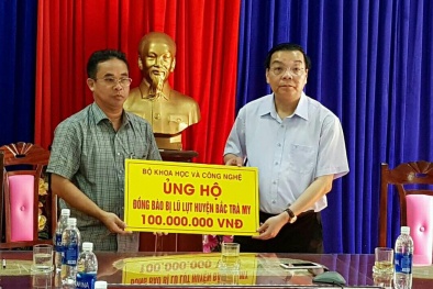Bộ trưởng Chu Ngọc Anh tới vùng lũ thăm hỏi đồng bào
