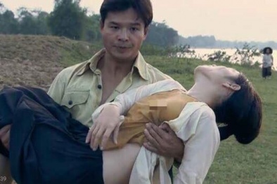 Diễn viên nữ phim 'Thương nhớ ở ai' mặc áo yếm 'thả rông' vòng một, đạo diễn nói gì?
