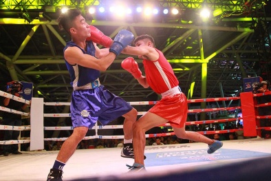 Người Sài Gòn mãn nhãn với sàn đấu boxing lần đầu tiên được tổ chức ngoài trời