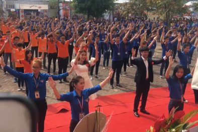 Hoa hậu Phạm Hương nhảy Flashmob cùng 1000 sinh viên Đại Nam