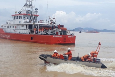 Quảng Ninh: Bất chấp thời tiết bất lợi, hơn 20 phương tiện tìm kiếm thuyền viên mất tích