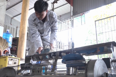 Nông dân chế robot gieo hạt tự động
