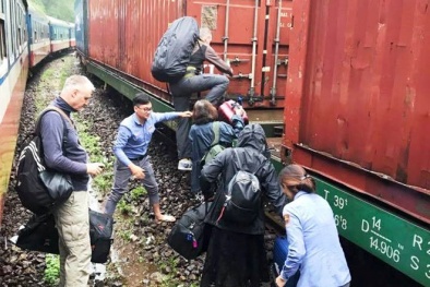 Sạt lở núi khiến tàu chở 247 hành khách bị mắc kẹt trên đèo Hải Vân