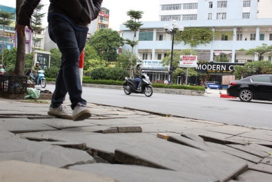 Vỉa hè Hà Nội lát đá bền vững 70 năm nhưng mới vài tháng đã bong tróc, vỡ nát khắp nơi