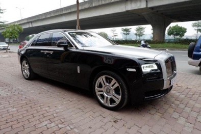 Choáng: Xe sang Rolls Royce Ghost được rao bán trên vỉa hè Hà Nội