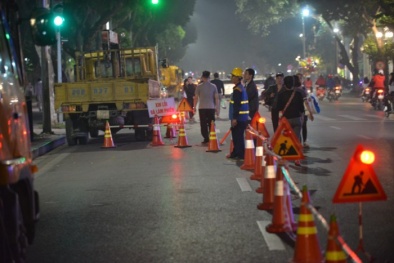 Xuyên đêm nạo vét hồ Gươm