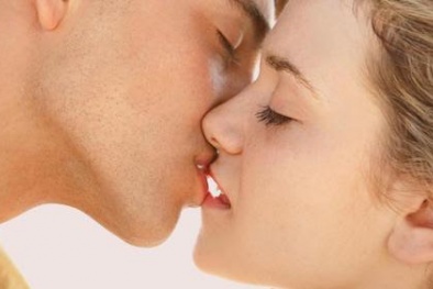 Nụ hôn - ‘thủ phạm’ đáng sợ có thể gây vô sinh, viêm màng não?