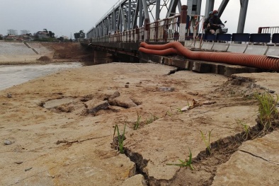 Hà Nội: Báo động tình trạng lún và nứt sâu dưới chân cầu Đuống