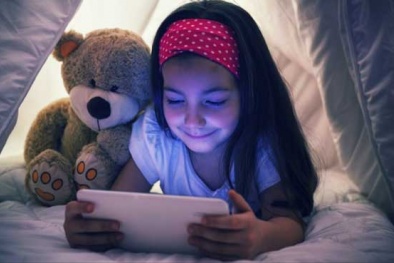 Trẻ em sử dụng thiết bị công nghệ trước khi ngủ có nguy cơ gặp nhiều vấn đề sức khỏe