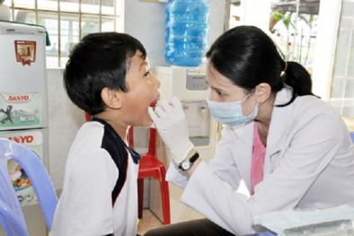 Quen ngậm bút bi, bé trai suýt tắc thở vì bị hóc dị vật