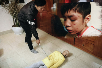 Cấm xuất cảnh mẹ kế nghi 'bạo hành' bé trai 10 tuổi ở Hà Nội