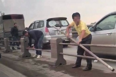 Yêu cầu xử lý nghiêm vụ tài xế tự ý tháo dải phân cách trên cầu Thanh Trì
