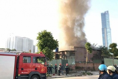 Cháy nổ lớn gần Tổng cục Hải quan, một người bị mắc kẹt