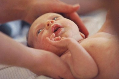 Kỳ lạ ‘em bé tuyết’ cất tiếng khóc chào đời từ phôi thai đông lạnh 25 năm