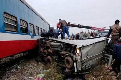 Hải Dương: Cố vượt khi tàu hỏa đang đến, một ô tô bị vò nát đầu